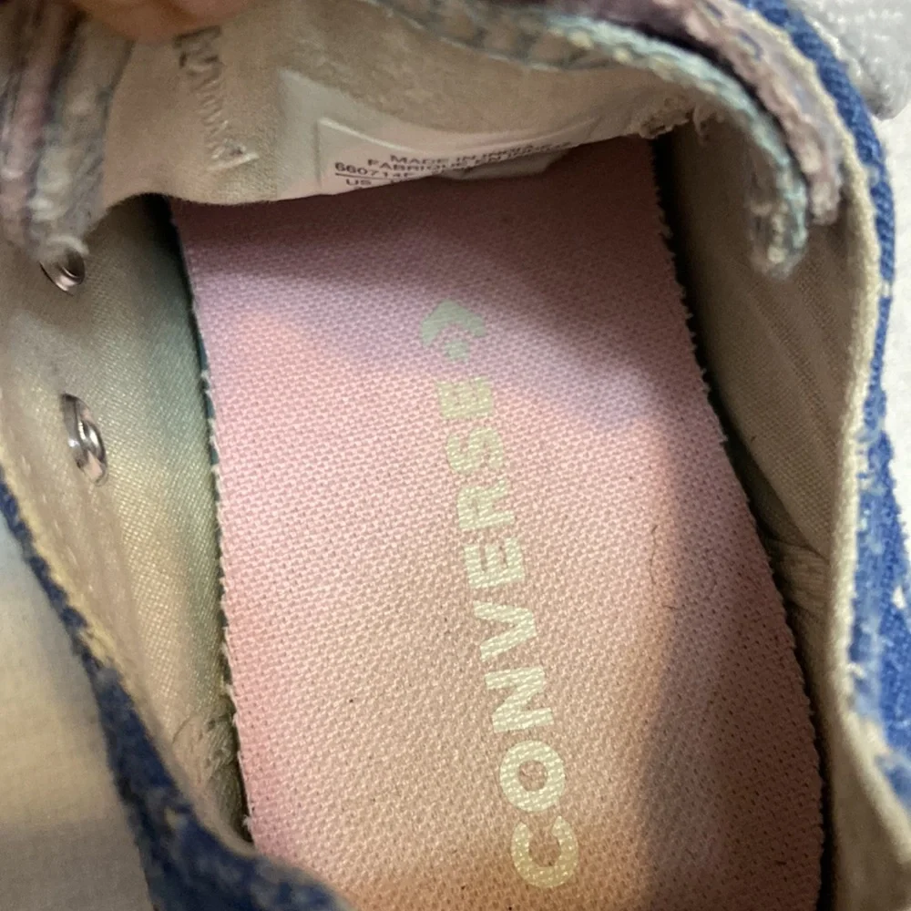 Converse All Stars Chuck Taylor Girls Low Top Sneakers - Super Cute! Size 2